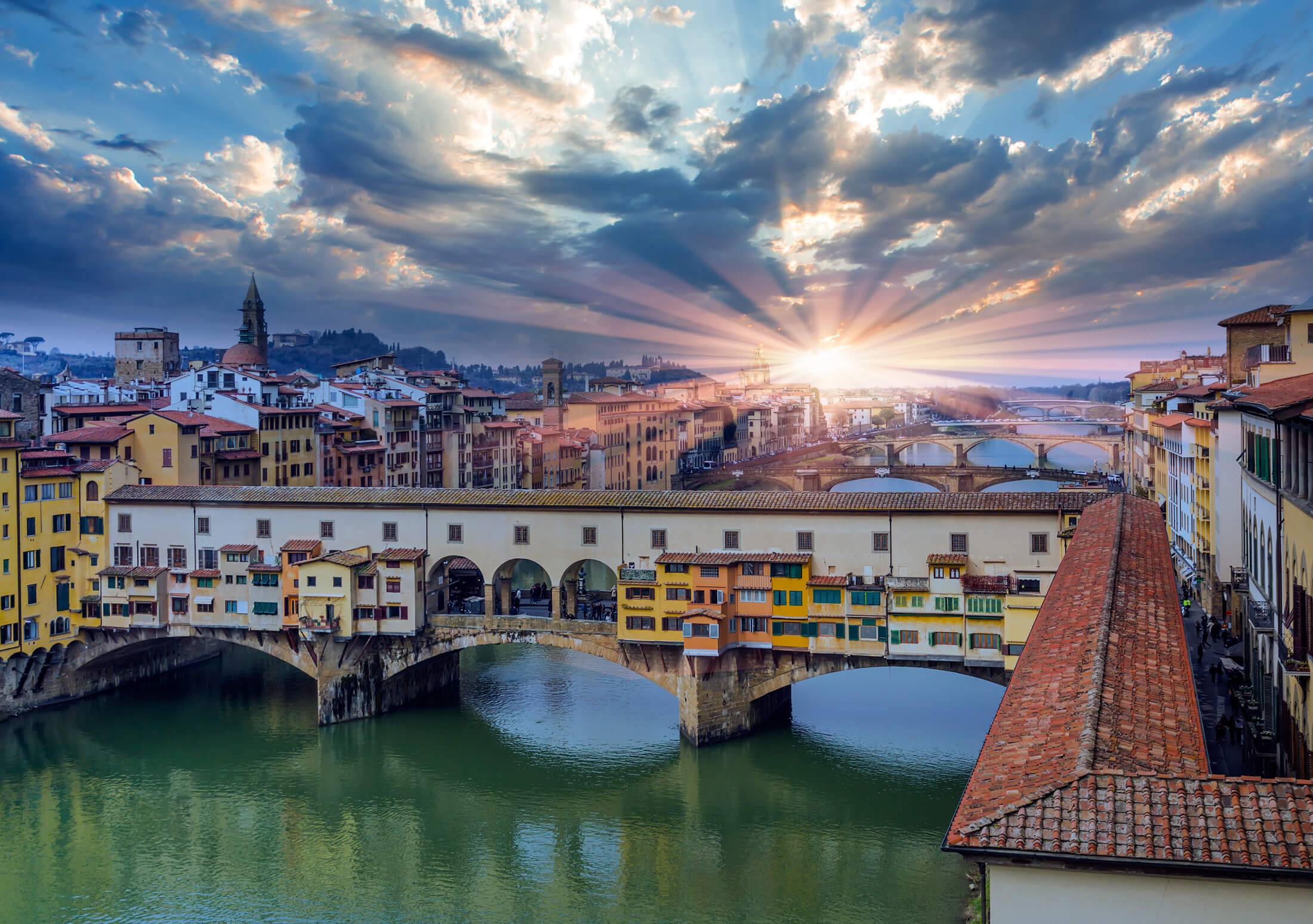Slnko nad mostom Ponte Vecchio vo Florencii, Taliansko