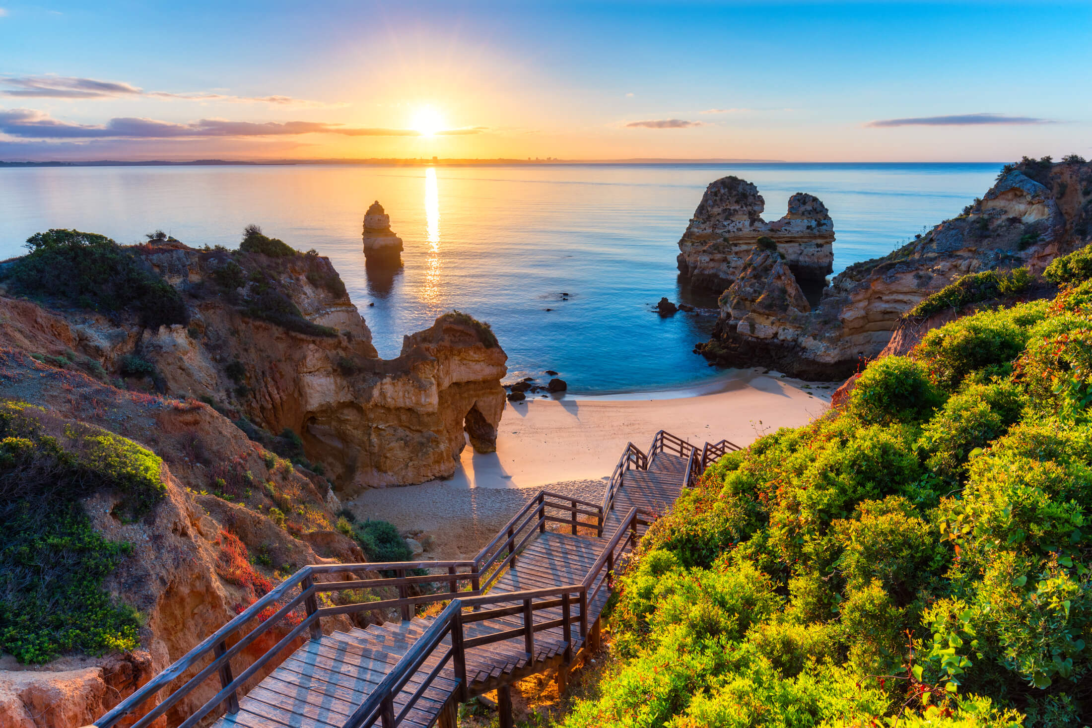 Schody vedúce na skrytú pláž na portugalskom pobreží Algarve