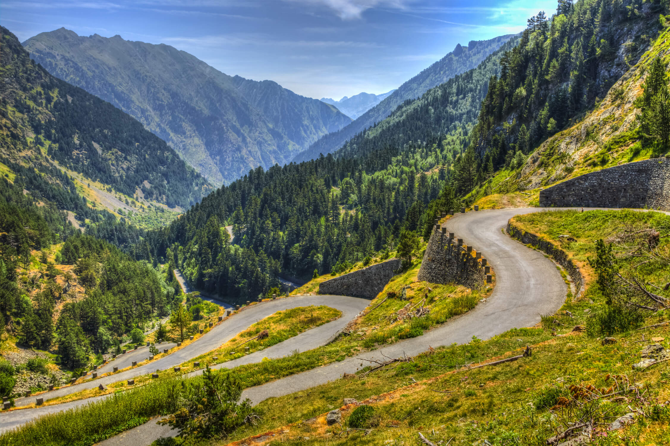 Kľukatá cesta v Pyrenejách