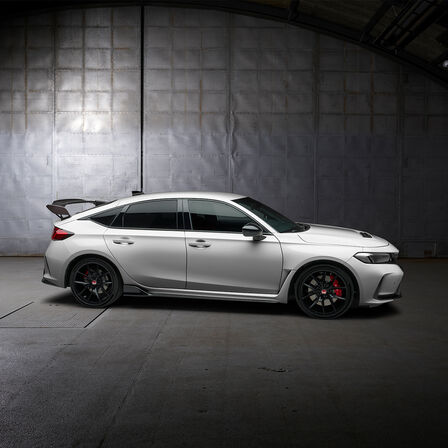 Bočný pohľad na model Honda Type R zaparkovaný v garáži.