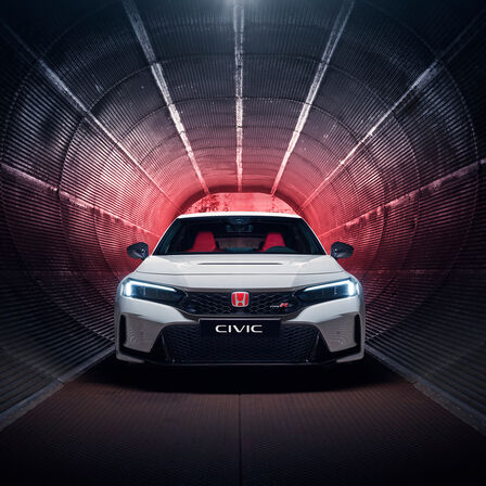 Pohľad na prednú časť vozidla Honda Civic Type R v tuneli.