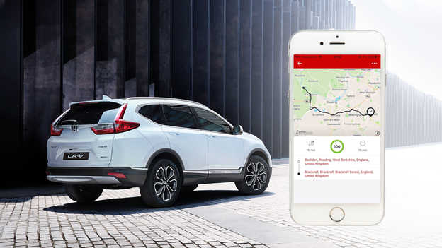 Aplikácia My Honda+ v telefóne, ktorý držíte v ruke