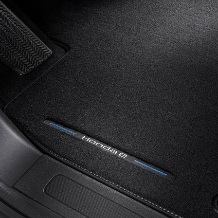 Detailný záber na podlahovú rohož modelu Honda e.