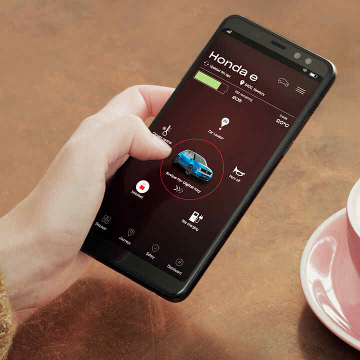 Detailný záber na aplikáciu Digitálny kľúč vozidla Honda e v telefóne.