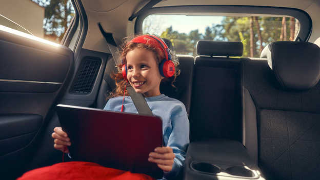 Dieťa vo vozidle HR-V Hybrid pripojenom k prístupovému bodu Wi-Fi