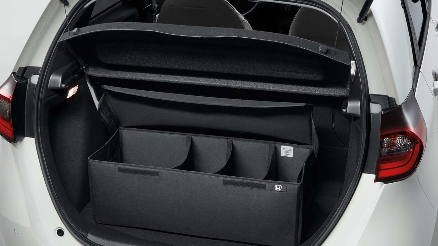 Detailný záber na skladací organizér batožinového priestoru modelu Honda Jazz Hybrid.