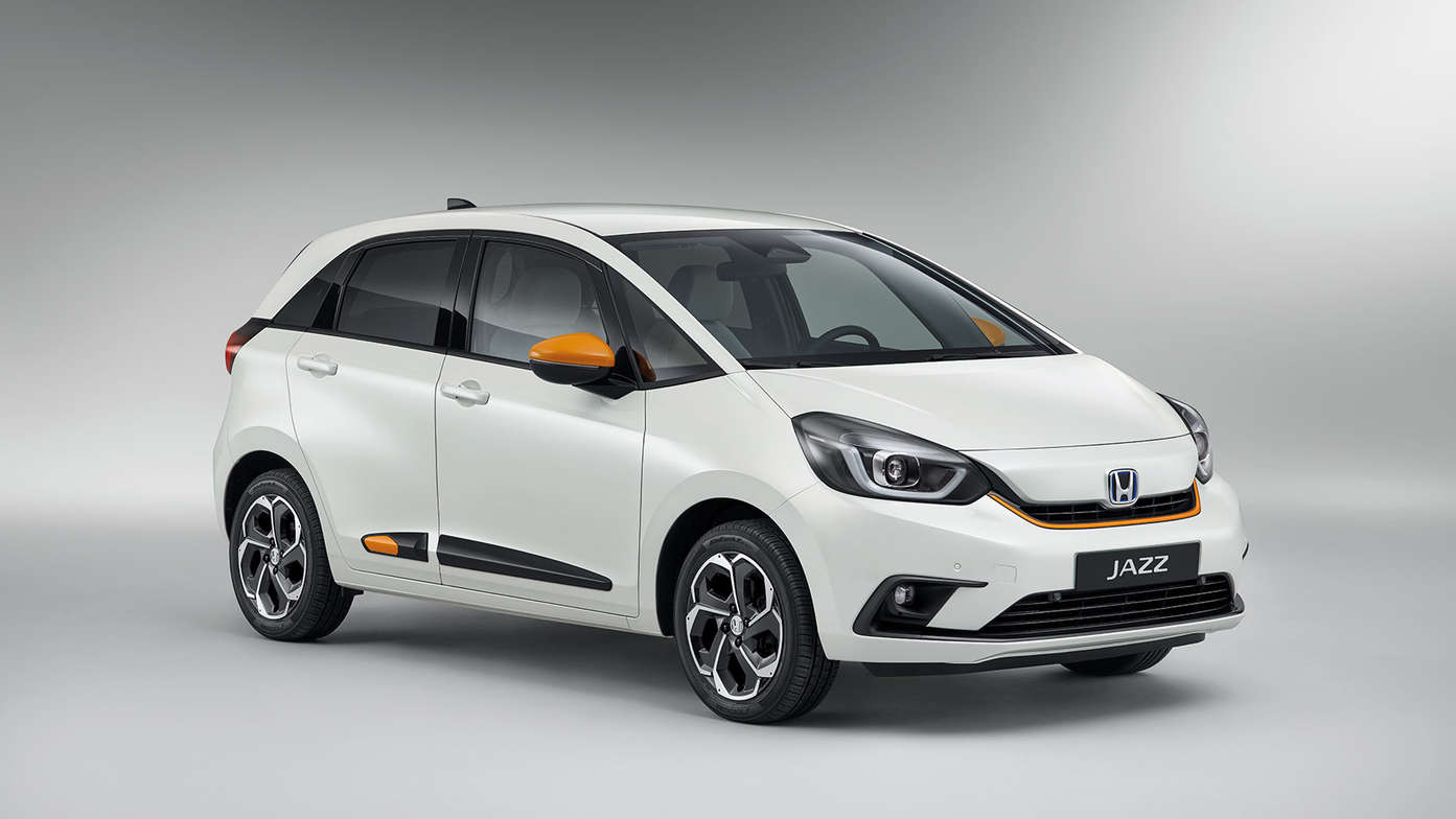 Vozidlo Honda Jazz Hybrid v bielom prevedení Taffta v štúdiu s balíkom Funkčná zábava v oranžovo-bielej verzii