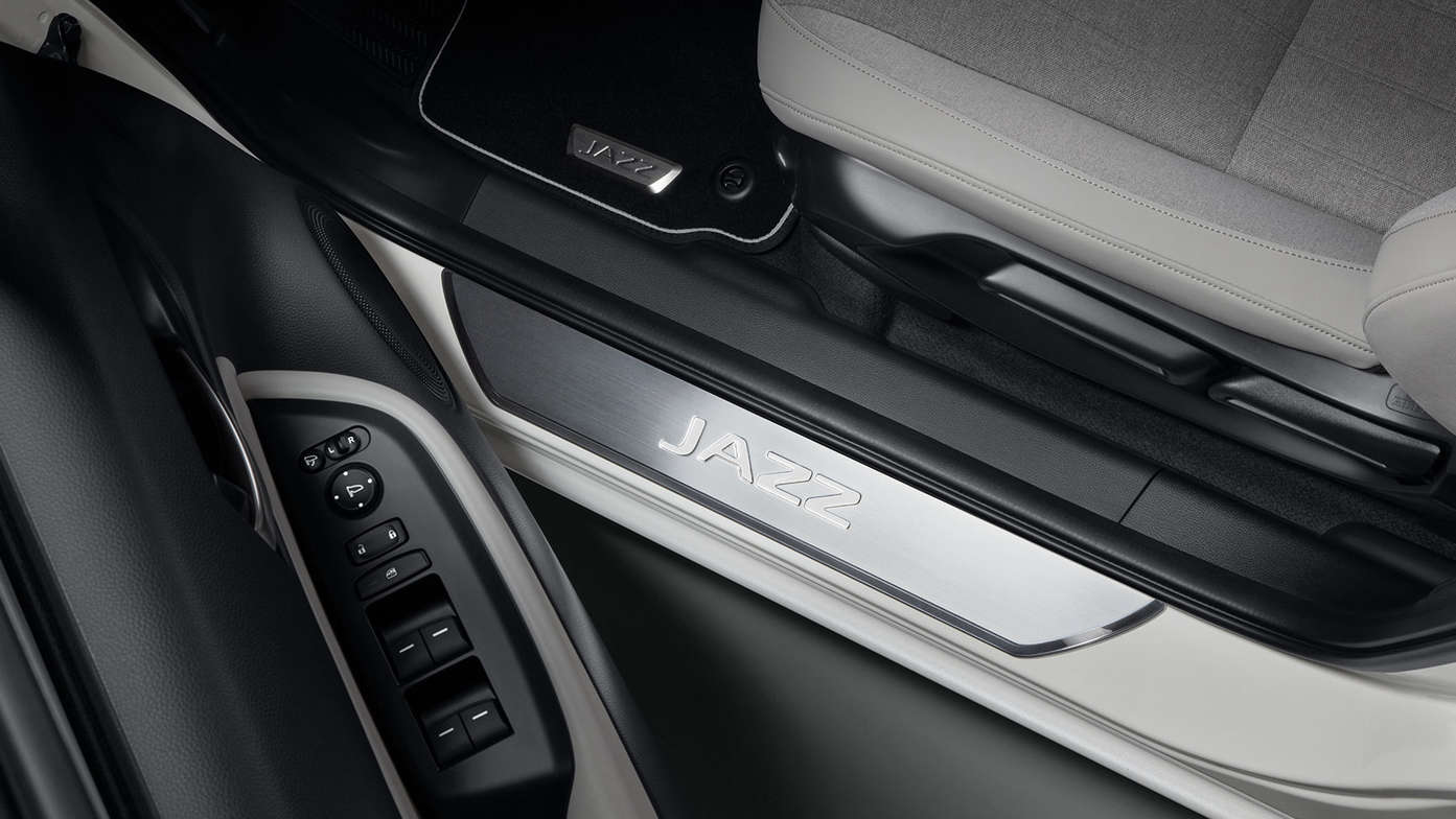 Detailný záber interiéru modelu Honda Jazz Hybrid s obložením prahu dverí Praktik