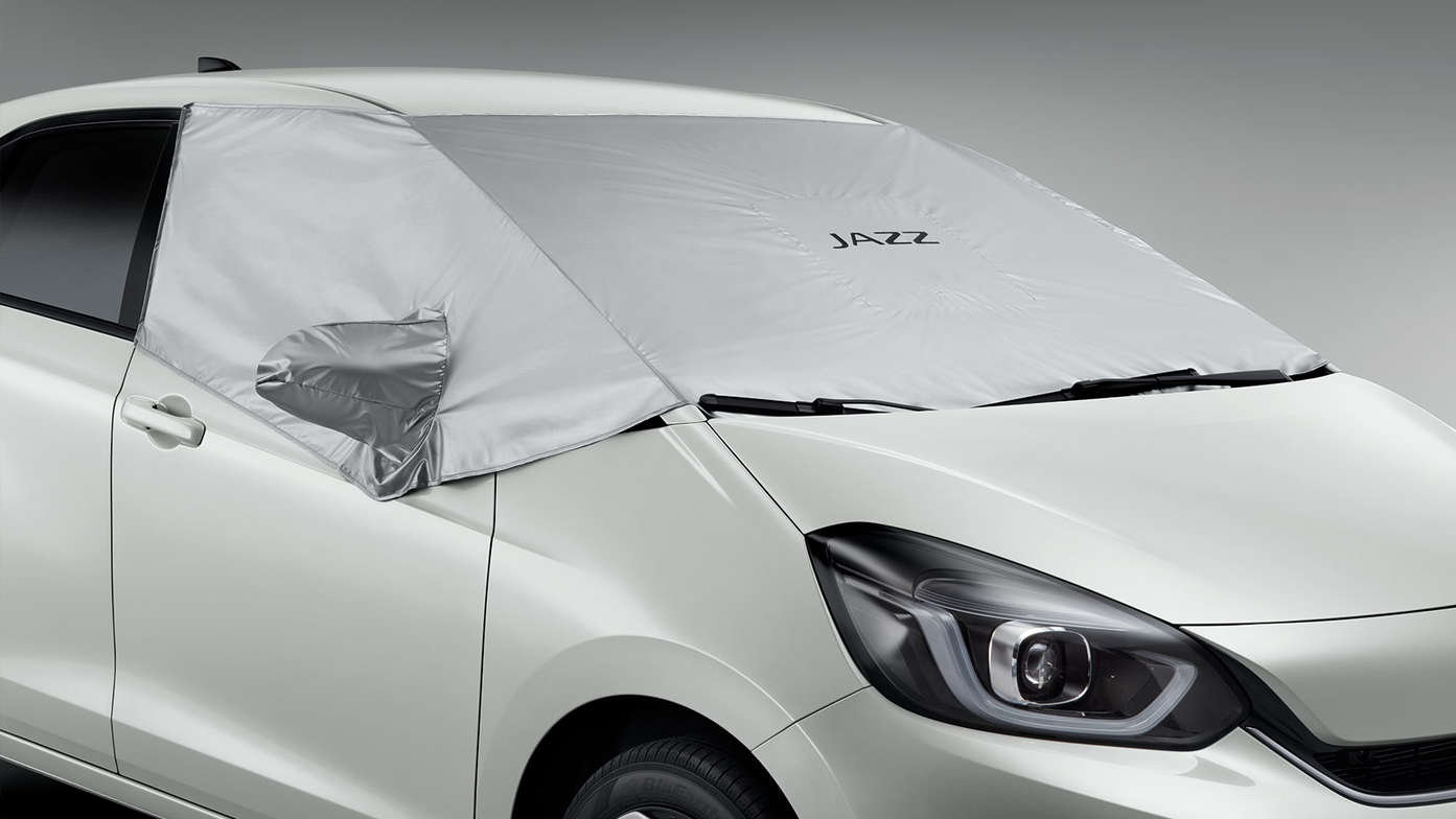 Detailný záber na kryt čelného skla modelu Honda Jazz Hybrid.