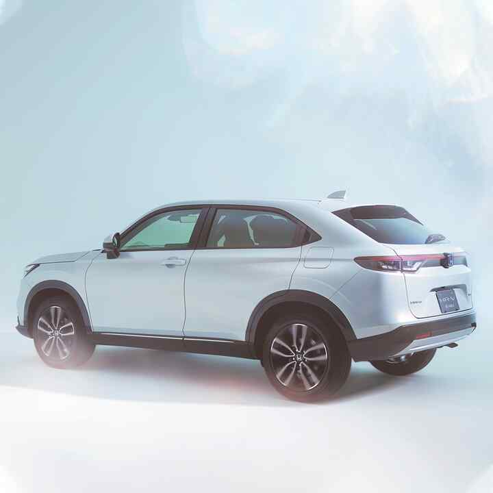 Trojštvrťový záber zozadu na model HR-V Hybrid v štúdiu