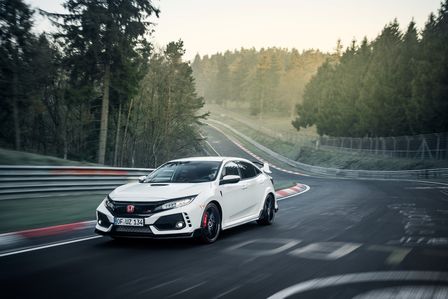 Trojštvrťový pohľad spredu na Hondu Civic Type R na okruhu Nürburgring.