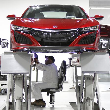 Pohľad spredu na vozidlo NSX, na ktorom pracuje technik spoločnosti Honda.