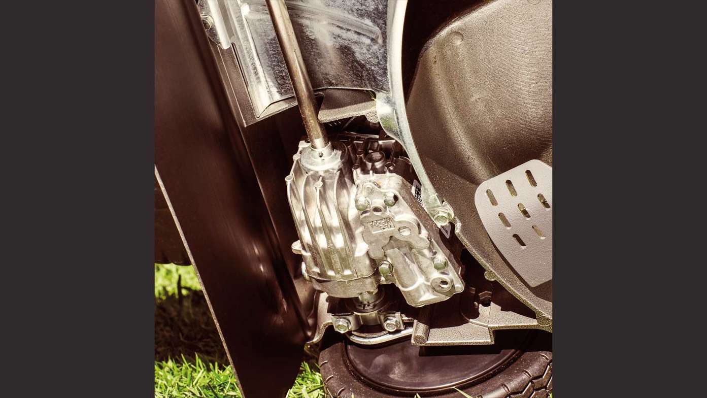 Priblížený pohľad na liatinový hnací hriadeľ kosačky Honda HRD