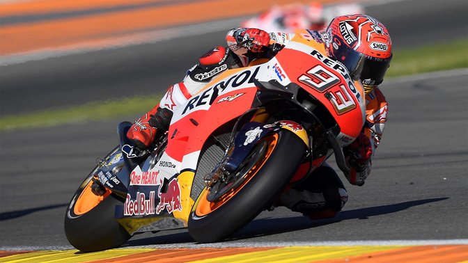 Exteriérový záber spredu na svetového šampióna pretekov MotoGP.