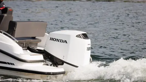 Pár na lodi s motormi Honda BF135.