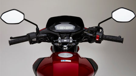 Červená Honda CB125F, štúdiový záber, detail na LCD displej