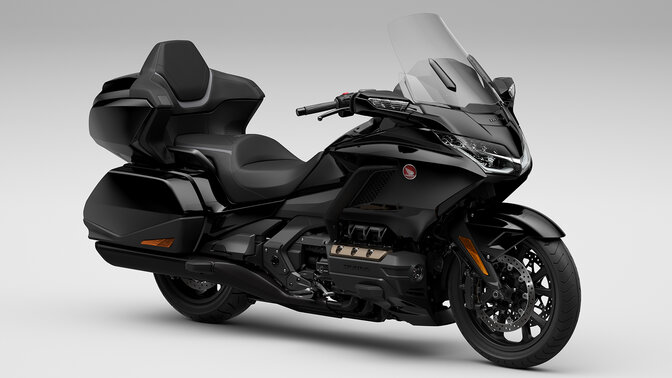 Trojštvrťový predný pohľad sprava na model Honda Gold Wing Tour v štúdiu