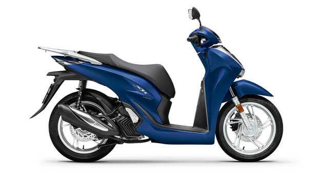 Trojštvrťový pohľad spredu z pravej strany na model Honda SH150 v štúdiu