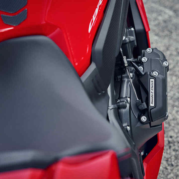 Trojštvrťový záber spredu na model Honda CB500 Hornet