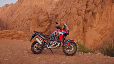 Motocykel CRF1100L Africa Twin zaparkovaný v púšti.