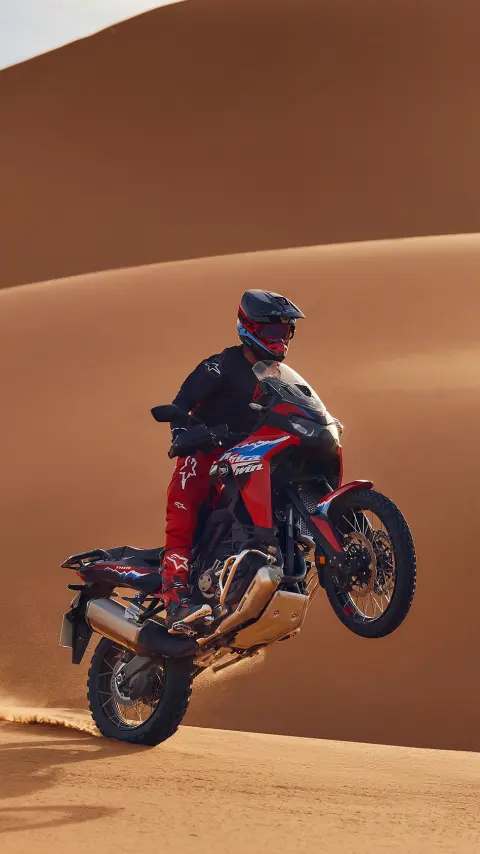 Figurant na motocykli CRF1100L Africa Twin v púšti.