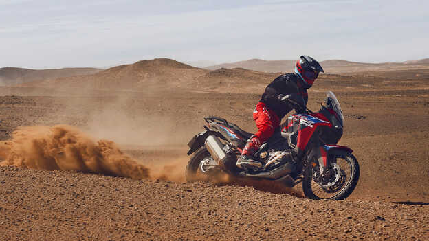 Figurant idúci na motocykli CRF1100L Africa Twin v púšti.