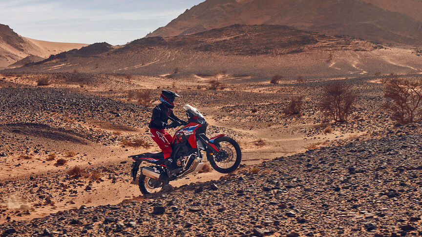 Figurant idúci na motocykli CRF1100L Africa Twin v púšti.