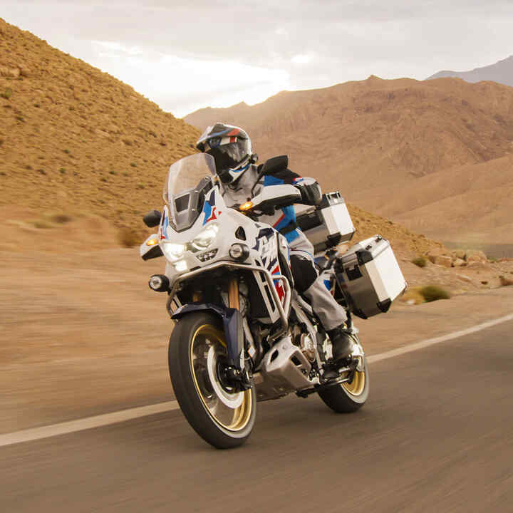 Jazdec na modeli Honda CRF1100 Africa Twin Adventure Sports v púšti.