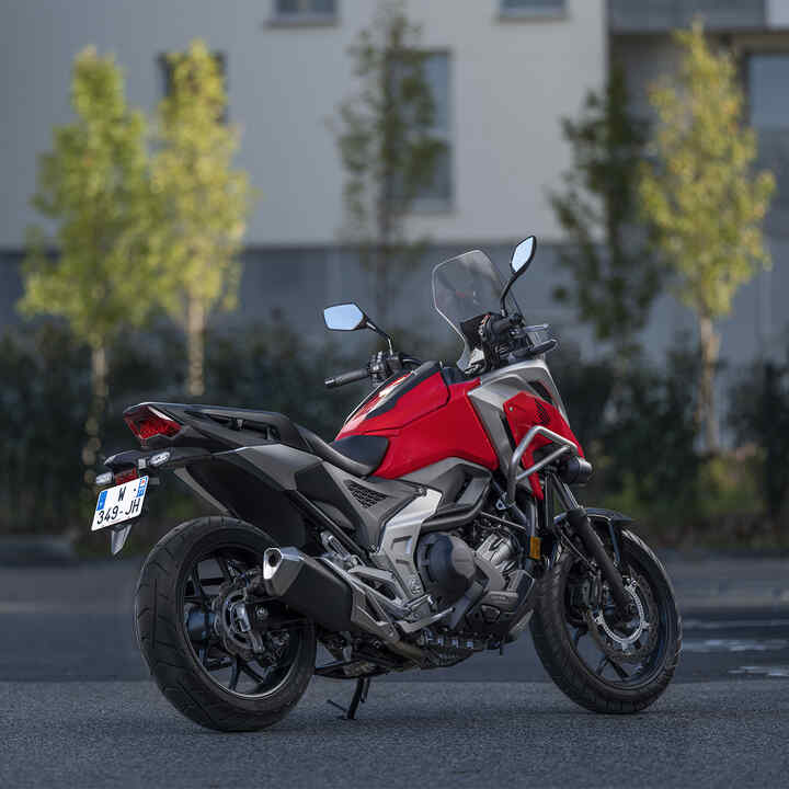 Statický trojštvrťový zadný záber na model NC750X 