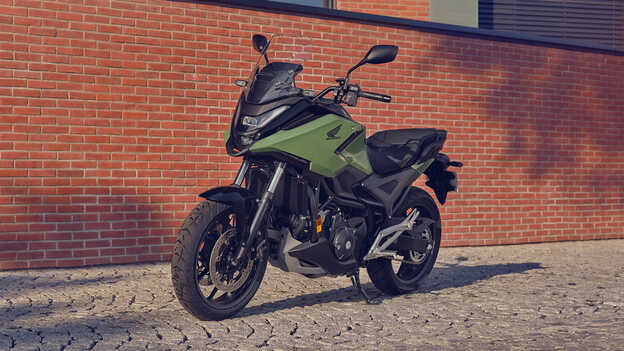 Motocykel Honda NC750X zaparkovaný na ulici.