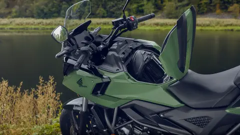 Bočný pohľad na 23 l odkladací priestor motocykla Honda NC750X.