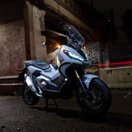 Trojštvrťový statický záber na model X-ADV s jazdcom