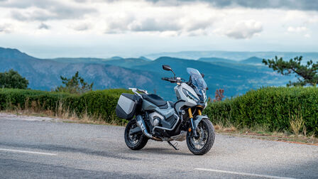 Trojštvrťový statický záber spredu na model X-ADV
