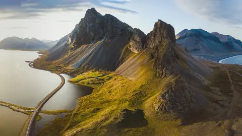 Malebná cesta na Islande, krásna príroda, panoráma z výšky, hory a pobrežia pri západe slnka