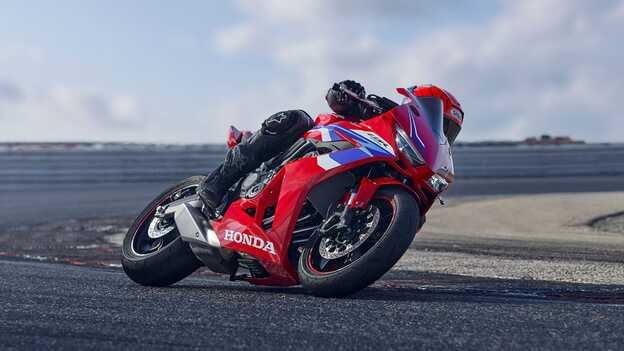 Dynamický záber na model CBR650R na trati v zákrute s jazdcom