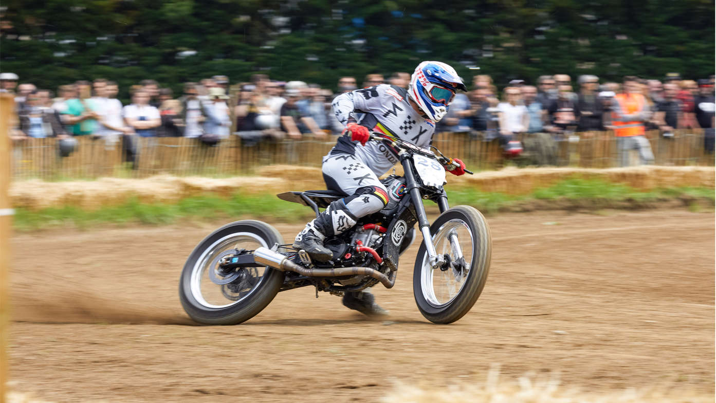 CRF450 Flat Tracker na dráhe.