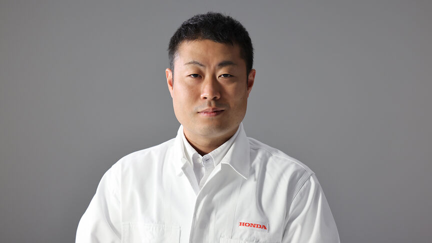 Junya Ono, inžinier pracujúci na vývoji systému E-Clutch