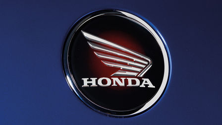 Logo motocyklov Honda s krídlom.