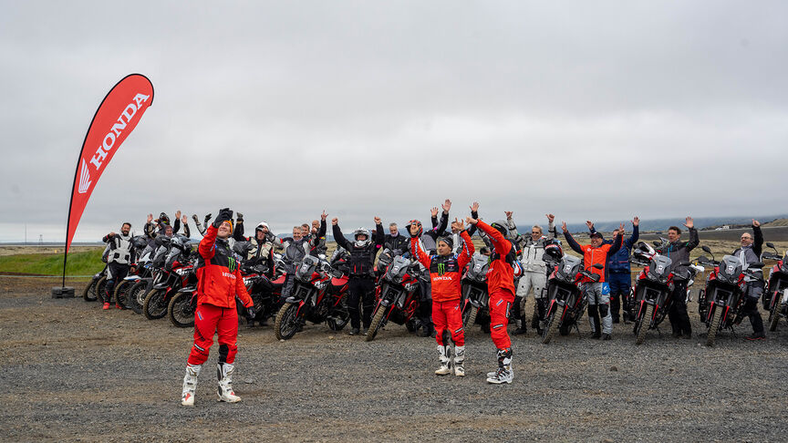 Marocká krajina s cestnými jazdcami na strojoch Honda Adventure.