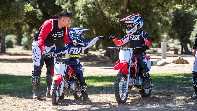 Honda CRF110F v teréne s mladými jazdcami