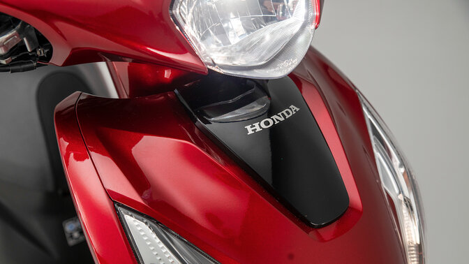 Detailný záber na prednú kapotáž a svetlomet modelu Honda Vision 110