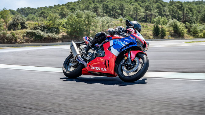 Honda CBR1000RR-R Grand Prix Red na dráhe