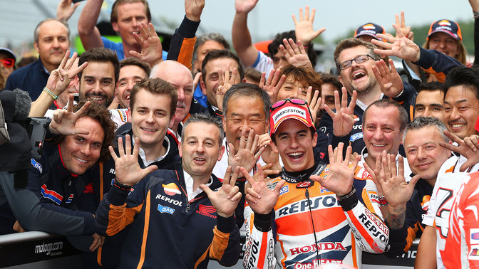 Jazdec MotoGP oslavuje víťazstvo Hondy spolu s tímom.