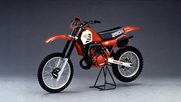 Bočný pohľad na motocykel Honda CR250R 1981 v štúdiu.