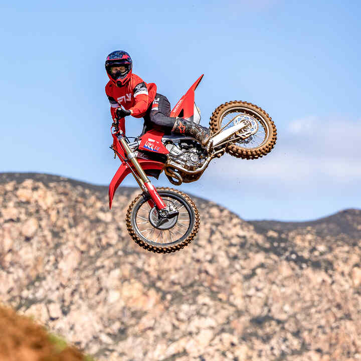 Záber na model CRF450R na trati s motokrosovým jazdcom