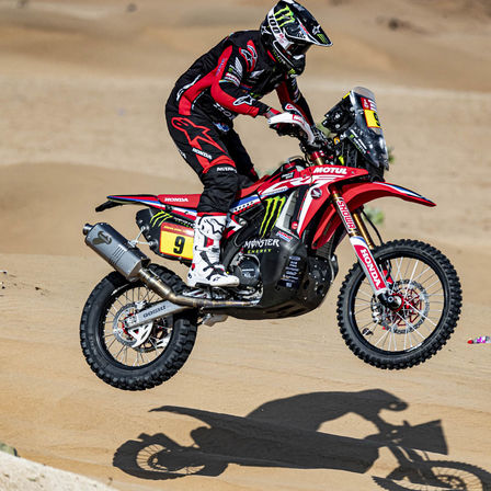 Jazdec Honda na rely Dakar na motocykli v púšti.