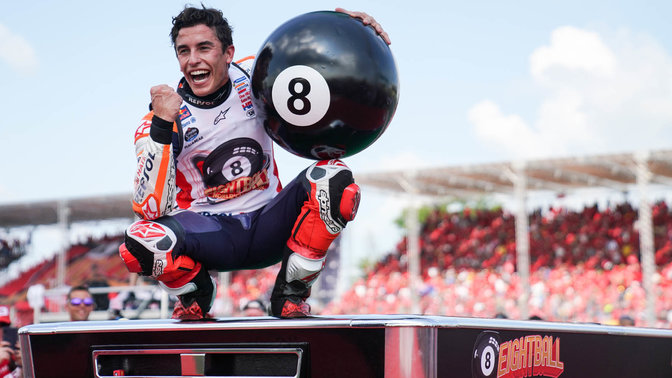 Jazdec Honda v pretekoch MotoGP Marc Marquez oslavujúci víťazstvo.