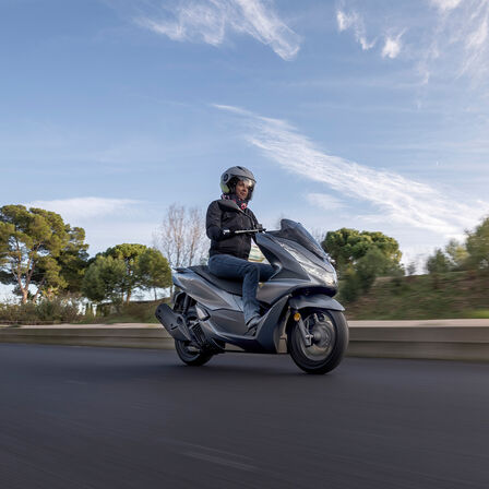 Honda PCX125 – predný trojštvrťový záber na ceste