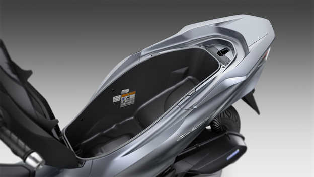 Honda PCX125 – väčší úložný priestor a nabíjačka typu USB-C