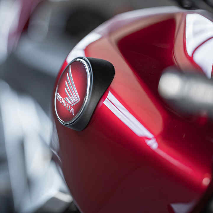 Detail palivovej nádrže motocykla Honda CB1000R